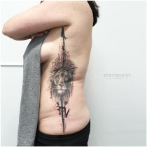 Schwarzgrau Loewe Mandala Sternzeichen Tattoo