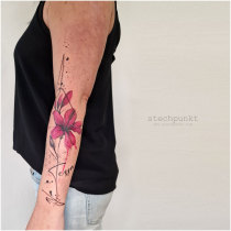 Trash Aquarell Hibiskus Tattoo