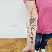 Schwarzgrau Rose Gedenk Tattoo
