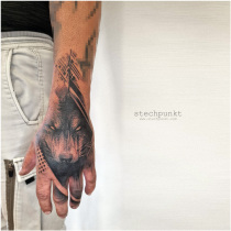 Schwarzgrau Trash Wolf Hand Tattoo