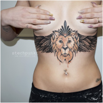 Trash Aquarell Loewe Unterbrust Tattoo