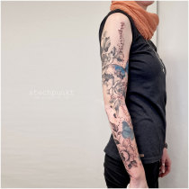 Schwarzgrau Fineline Pfingstrose Schmetterling Tattoo