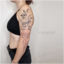 Schwarzgrau Fineline Dotwork Blumen Tattoo
