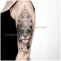 Schwarzgrau Mandala Loewe Tattoo