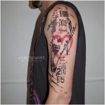 Trash Polka Fussabdruck EKG Herzlinie Tattoo