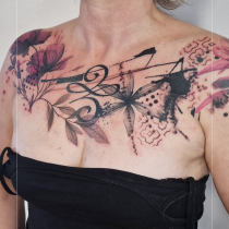 Trash Aquarell Mohnblumen Lilien Brust Tattoo