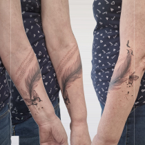 Schwarzgrau Fineline Schmetterling Feder Tattoo
