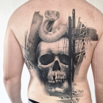 Trash Polka Totenkopf Schlange Rücken Tattoo